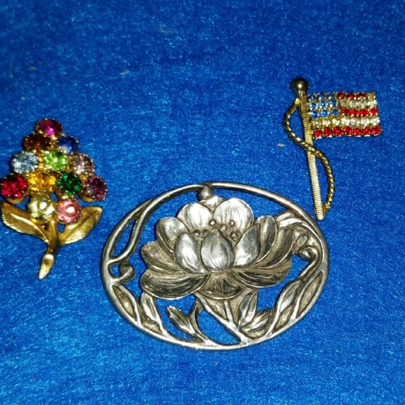 Beautiful Estate Pieces 3 Lilly, flag, and Crystal - Picture 1 of 4